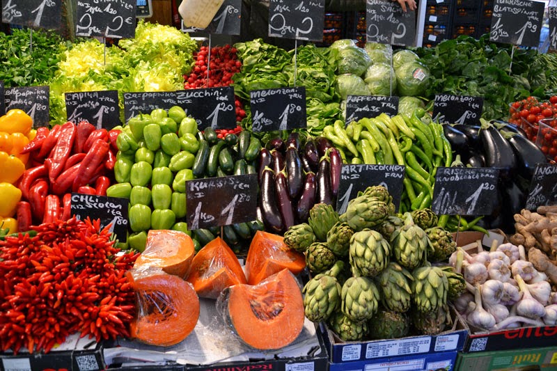 Warzywa na targu Naschmarkt w Wiedniu, Austria