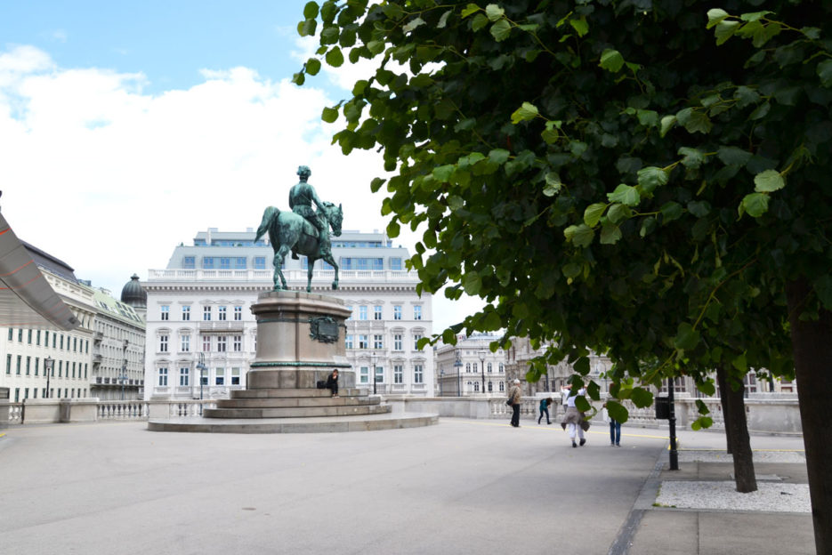 Pomnik księcia Albrechta przed Muzeum Albertina, Wiedeń