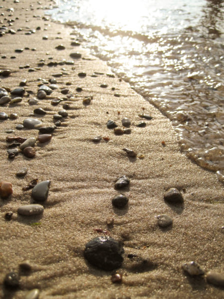 Małe kamyczki na plaży w Rewalu