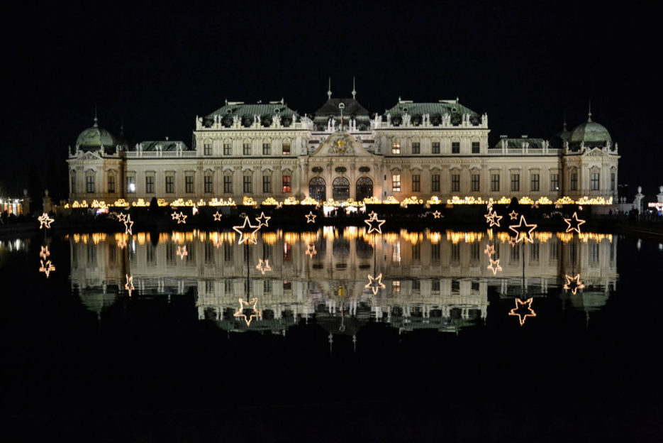 Nocne zdjęcie Pałacu Belweder w Wiedniu