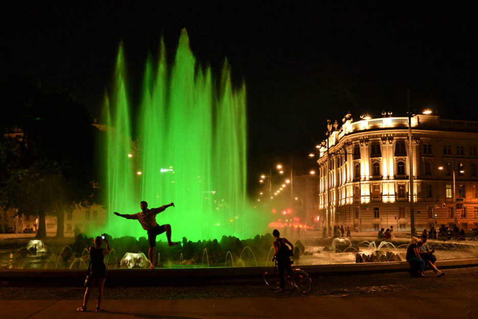 Kolorowa fontanna Hochstrahlbrunnen nocą, Schwarzenbergplatz, Wiedeń