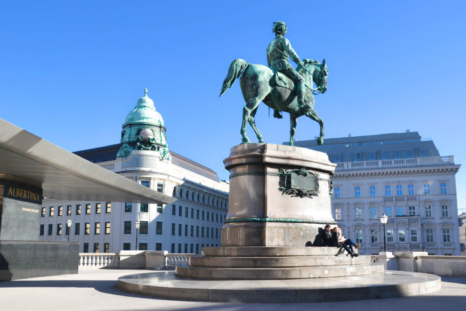 Konny pomnik księcia Albrechta przed Muzeum Albertina, Wiedeń