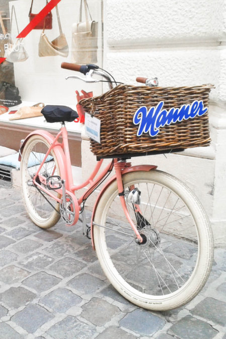 Różowy rower Manner w jednej z wiedeńskich uliczek