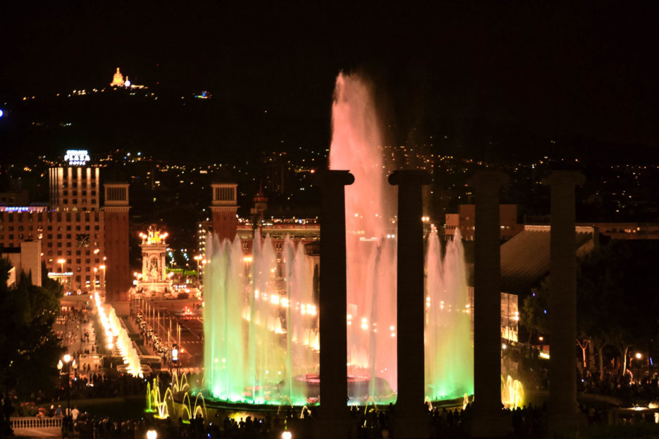 Magiczna Fontanna na Montjuïc z nocną panoramą Barcelony w tle