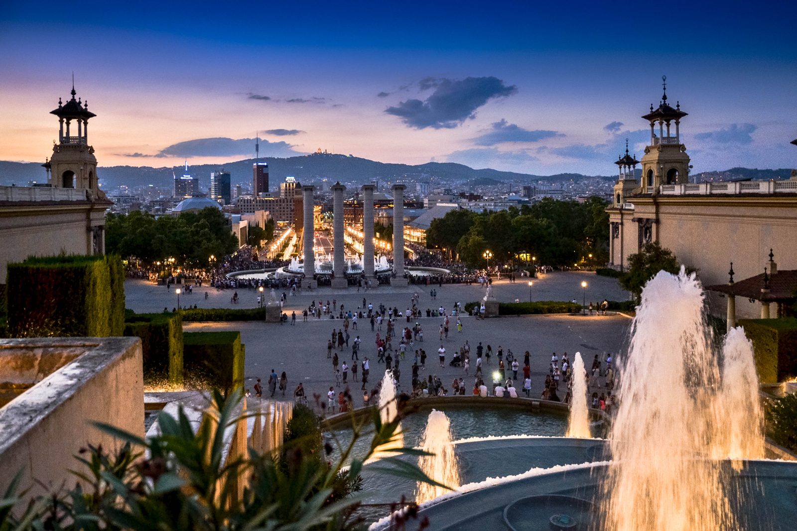 barcelona tourist attractions at night