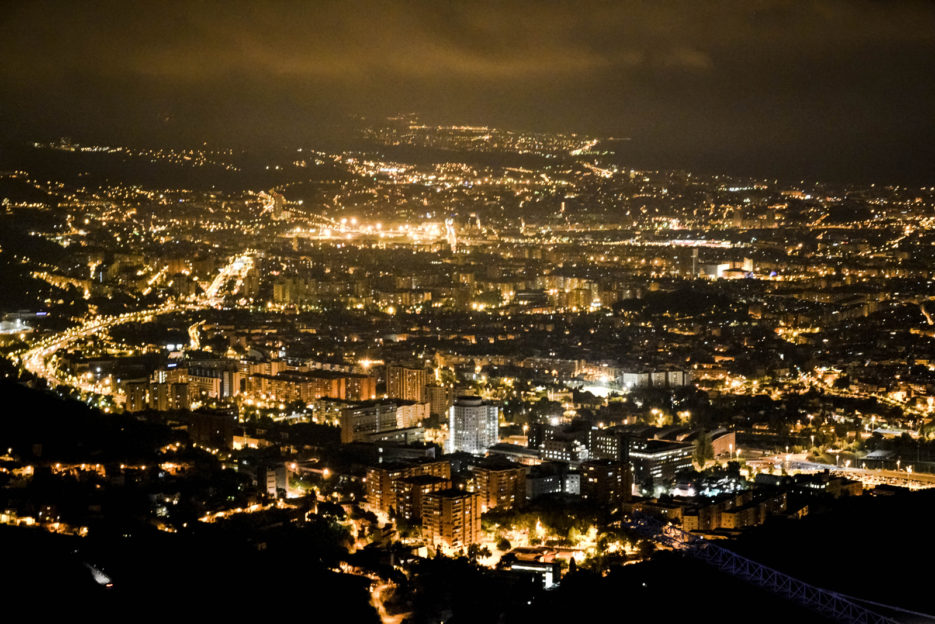 Najpiękniejszy nocny widok na Barcelonę ze wzgórza Tibidabo