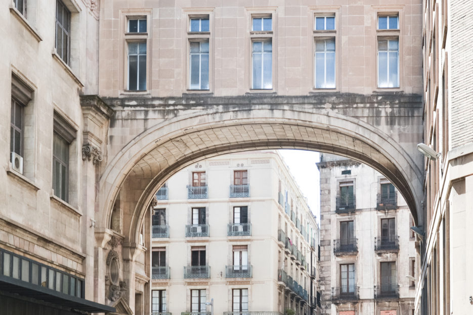 Architecture-Barcelona-Barri-Gotic-by-epepa