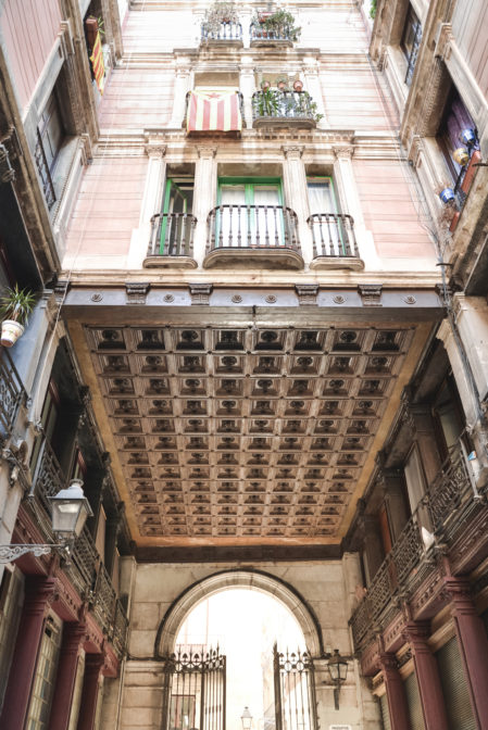 Ciekawa archiketura Dzielnicy Gotyckiej w Barcelonie