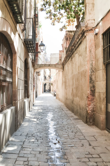 Wąskie uliczki Barcelony, dzielnica Barri Gotic