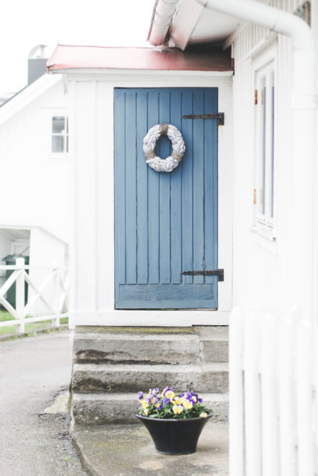 Drzwi jednego z domów w Styrsö Tången, Szwecja