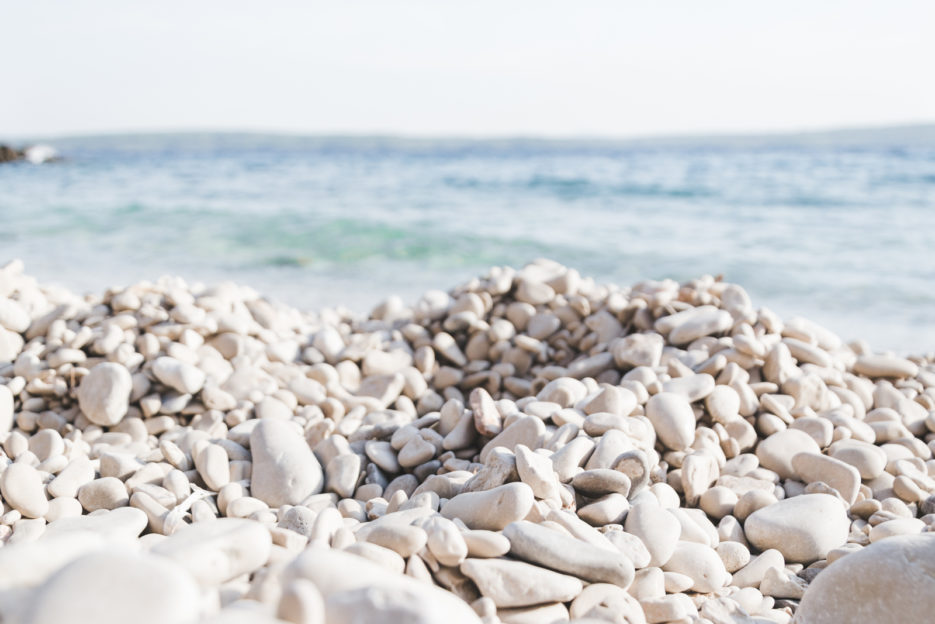 Otoczaki na dzikiej plaży w Zavali, Hvar, Chorwacja