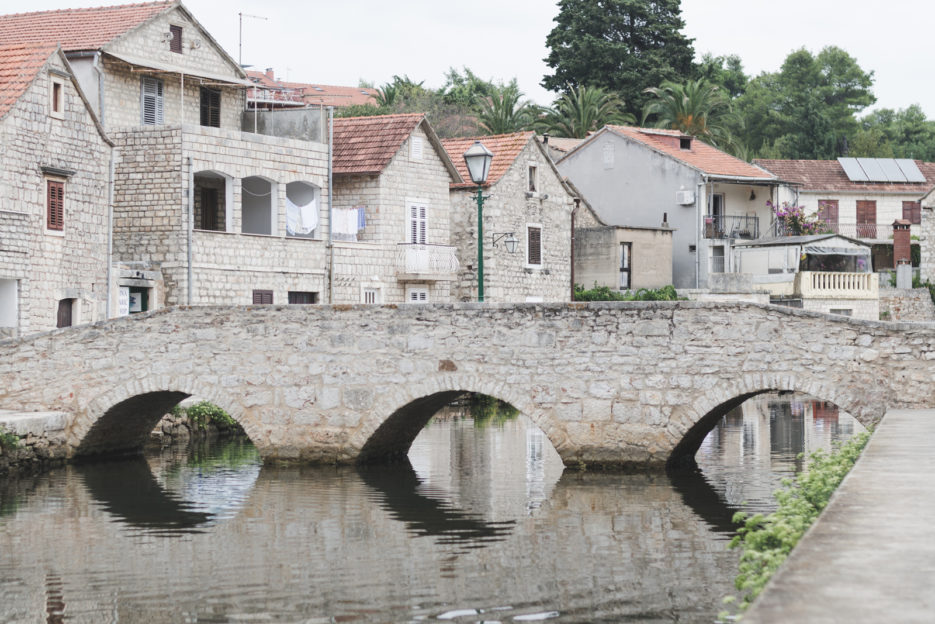 Kamienny mostek w miejscowości Vrboska na wyspie Hvar, Chorwacja