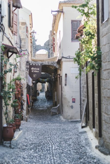 Narrow streets of Rhodes Medieval City, Greece - from travel blog https://epepa.eu/