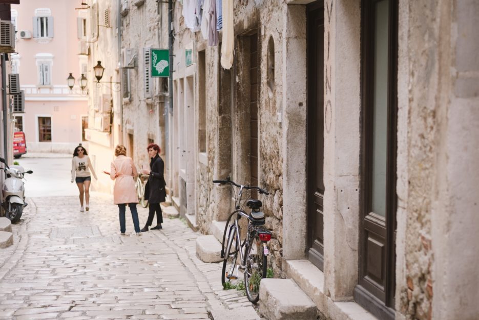 Charming streets in the old town of Rovinj, Istria - from travel blog https://epepa.eu