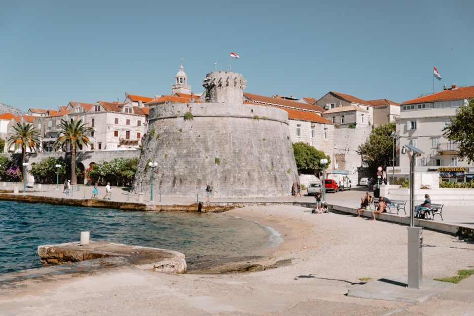 Plaża Spomenik, najpopularniejsza i najchętniej odwiedzana plaża w mieście Korčula, Chorwacja 