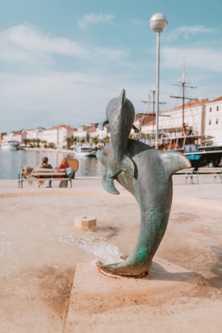 Fontanna z delfinami w porcie Mali Lošinj, Chorwacja