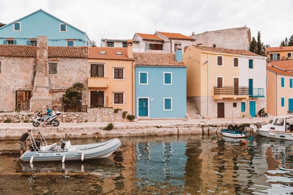 Kolorowe domki w porcie rybackim Rovenska, Veli Lošinj, Chorwacja