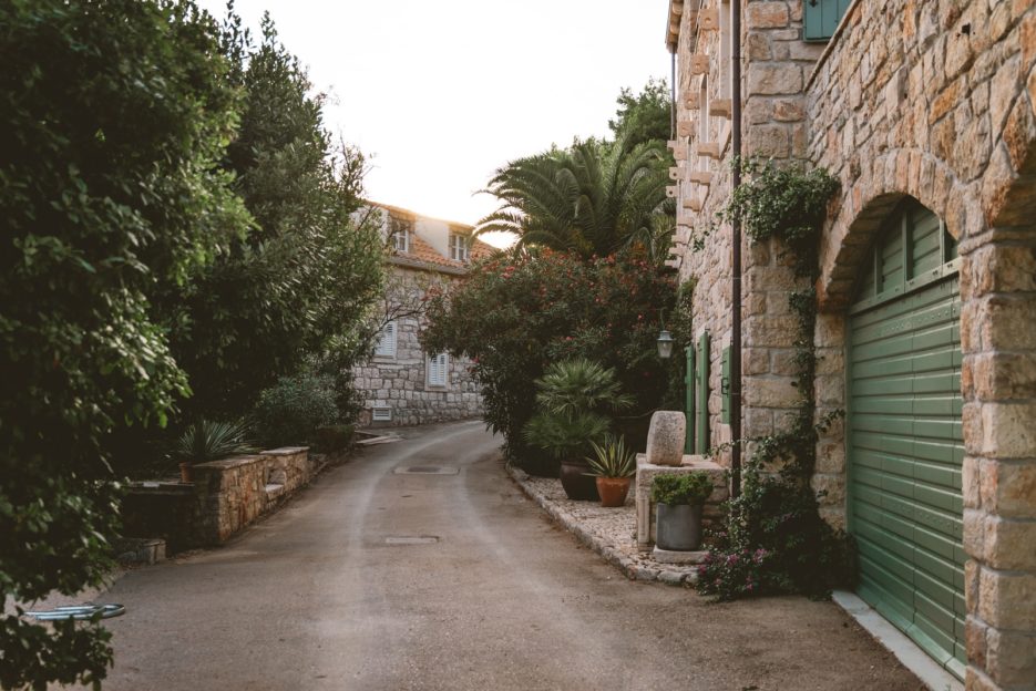 Podobuče, Pelješac - kamienne domy otoczone bujną śródziemnomorską roślinnością