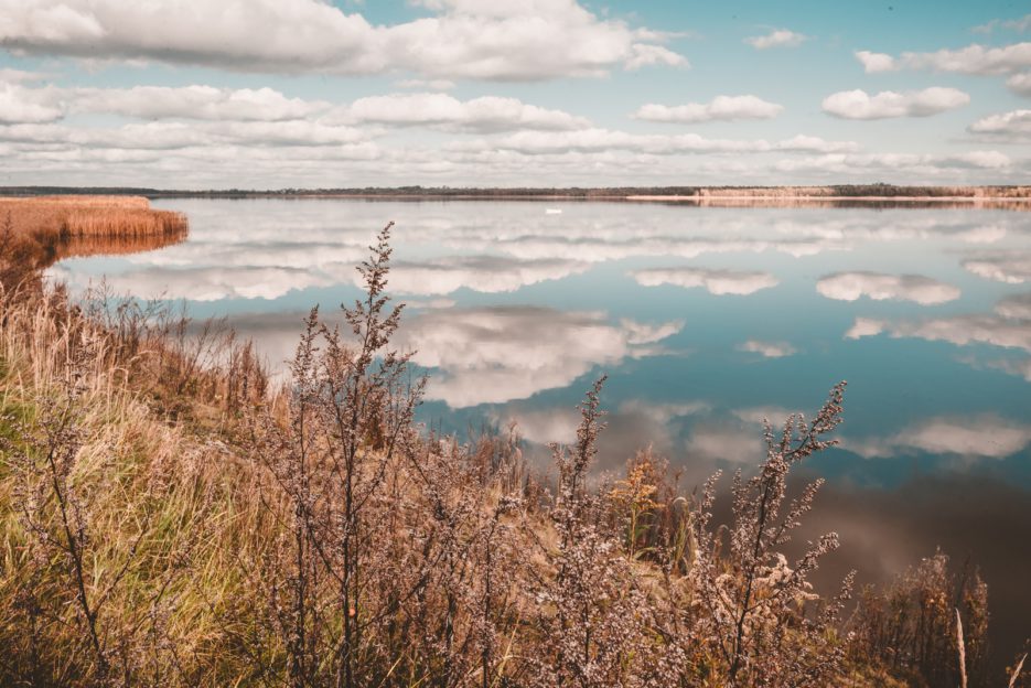 Odbicia chmur nad jeziorem Świerklaniec (zbiornik Kozłowa Góra), Górny Śląsk, Polska