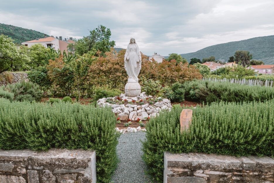 Ogród klasztoru Franciszkanów, ciekawe miejsce w mieście Cres, Chorwacja